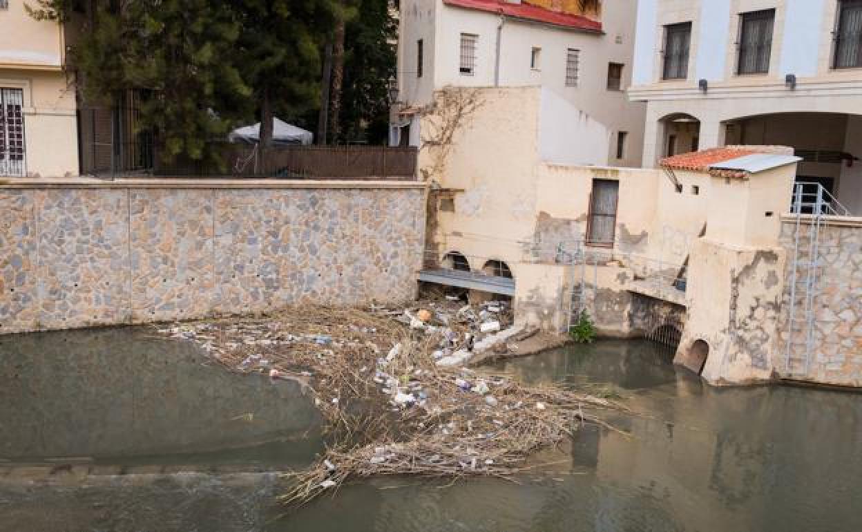 Un emboce en la toma de la acequia de Callosa obliga a limpiar el azud